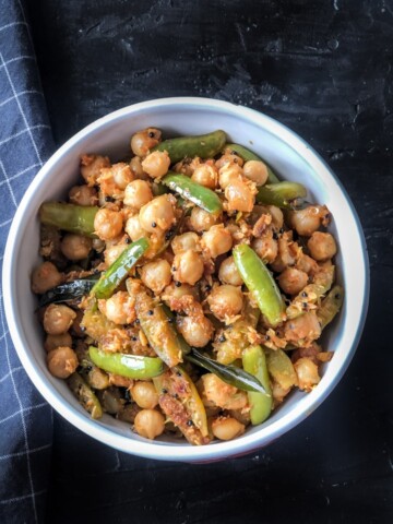 Kadle Manoli served in a white bowl