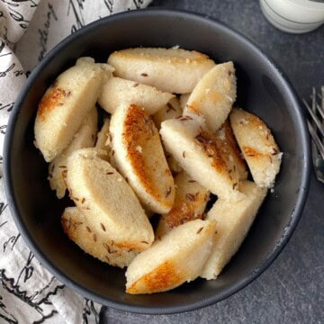 An overhead shot of Idli fry in a black bowl