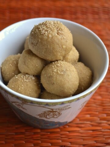 A bowl full of Wheat laddoo (Godi Laddu)