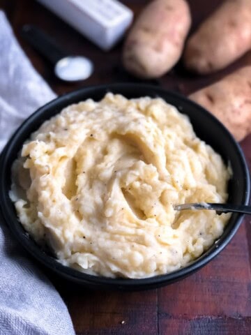 Mashed potatoes served in a black bowl