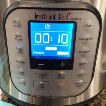 The instant pot set to 10 minutes.