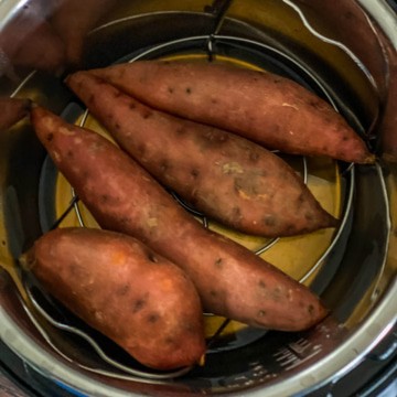 4 sweet potatoes in an instant pot on a trivet.