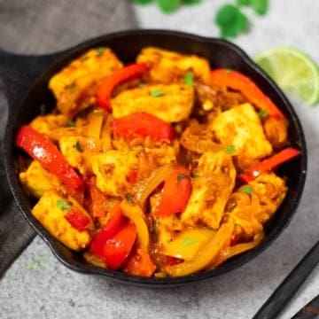 Paneer jalfrezi served in a black bowl