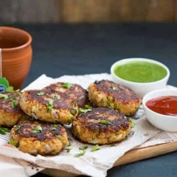 Aloo peas potato paneer tikki served with ketchup and green chutney