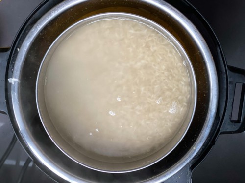 Placing a bowl of water and rice on a trivet inside of an Instant Pot.