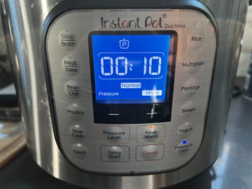 Setting the Instant Pot timer to 10 minutes.
