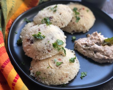 3 Rava Idlis served with chutney in a black plate