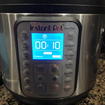 An Instant Pot with a 10-minute timer